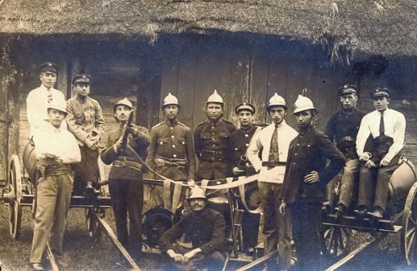 Straż pożarna miasteczka Kozłowszczyzna - 09.09.1922 r.<br>Na zdjęciu:<br>1. M.<br>2.<br>3. Z. Bar,<br>4. J. Kołmanowski lub Kałmanowski lub Kaimanowski,<br>5. E. Zacharewicz,<br>6. Józef Piekarski - Naczelnik straży, funkcjonariusz Policji Państwowej w tym miasteczku,<br>7.L.<br>8. G. Lidski,<br>9. L.<br>10. R. Szurman,<br>11. M. Sawicki,<br>12. G. Miedwiedzki.<br>Te nazwiska udało się odczytać. 