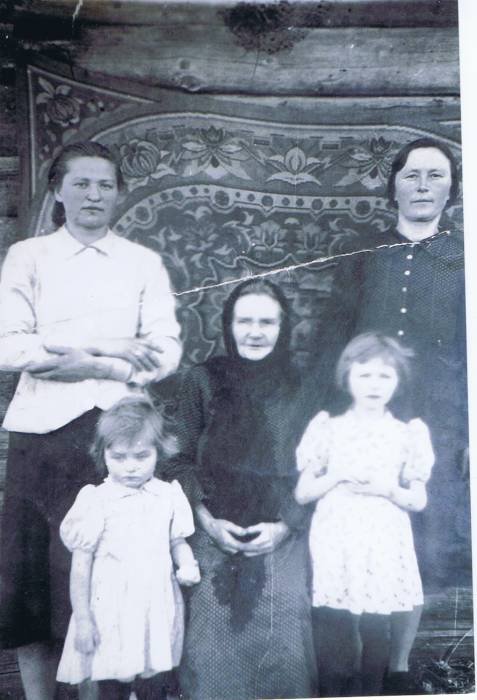 Siedzi Stanisława Usowicz zd. Kuraszewicz.<br>Z lewej stoi synowa Brońcia. Z prawej stoi córka Magdalena.<br>Dziewczynki to córki Brońci Usowicz zd. Hałuza.