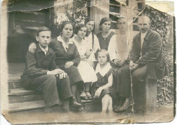 Wacław Jastrzębski wraz z żoną Ireną, córką Jadwigą, synem Zygmuntem, oraz prawdopodobnie siostrą z jej synem. Moja mama ma tu ok. 14 lat. Zdjęcie mogło być zrobione w połowie lat trzydziestych XX w.