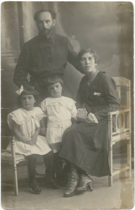 Wacław Jastrzębski z żoną Ireną, dziećmi Jadzią i Zygmusiem. Zdjęcie z ok. 1926 roku