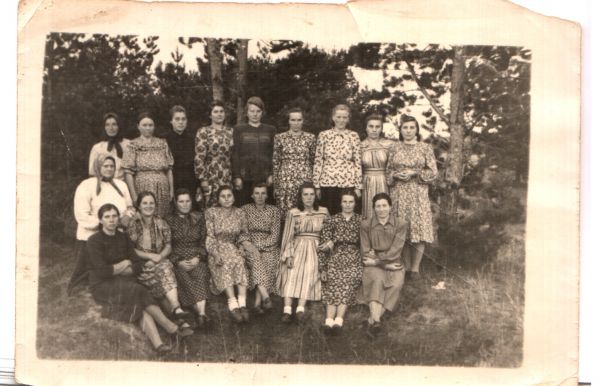 dziewczęta z Chodziuków. lata 1950-te. pierwsza od lewa z dółu - moja prababcia Maria Jakubowska ur Czasnowska (1917-1992). Druga z prawa na dole - Anna Jakubowska (ur.1923 r.)