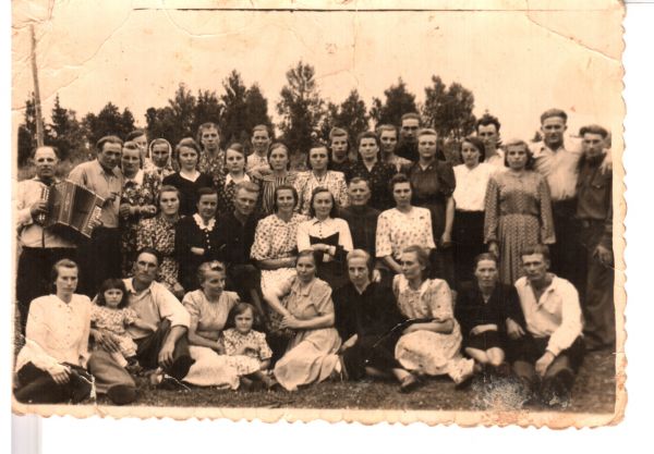 młodzież chodziukowska. lata 1950-te. 7-ma od lewa na góry - Maria Jakubowska z Czasnowskich. 4-ta od lewa w środku - Anna Jakubowska. u dołu w pierwszym rzędzie 4-ta od prawej (w ciemnej sukience) siedzi na ziemi Maria Jakubowska 