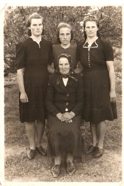 Maria Jakubowska ur. Jakimowicz z córkami Jadwigą Marysią i Anną. Lata 1950-te
