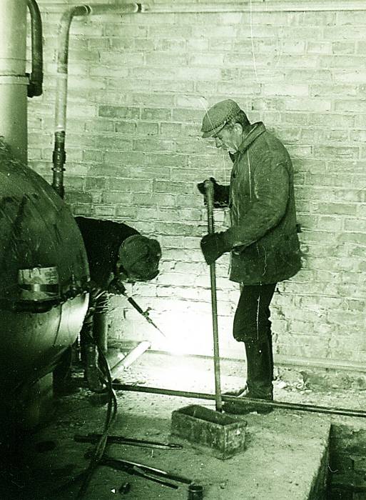 Вёска Збірагі, мехдвор. Абрамук Мікалай Іванавіч вядзе са зваршчыкам Бароўскім Іванам  мантаж кацельнай...