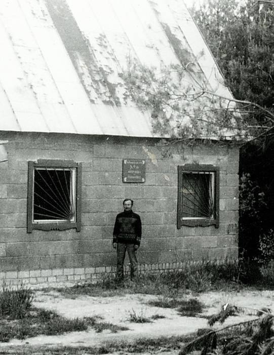 Сяргей Афенагентаў каля дома паляўнічых і рыбаловаў Чэрнінскага калектыва...