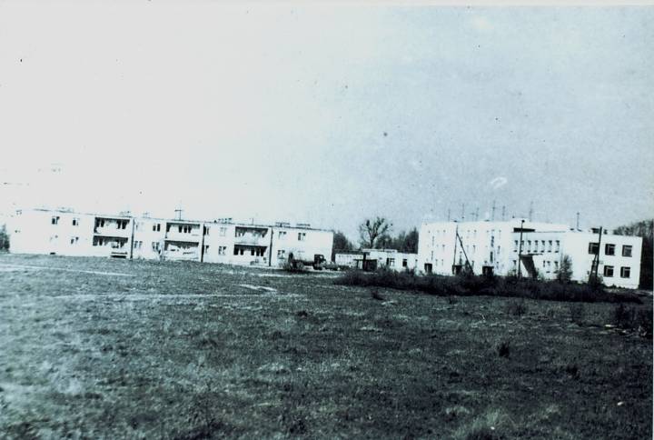 Кантора - 2 паверхі; дом - 2 паверхі і новы дом - 3 паверхі. Гэта ўсе высоткі ў Чэрнях на 1979 год...