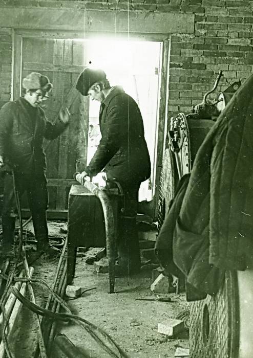 Вёска Збірагі, мехдвор. Зваршчык Бароўскі Іван і слесар Раманаў Лёня вядуць мантаж кацельнай...