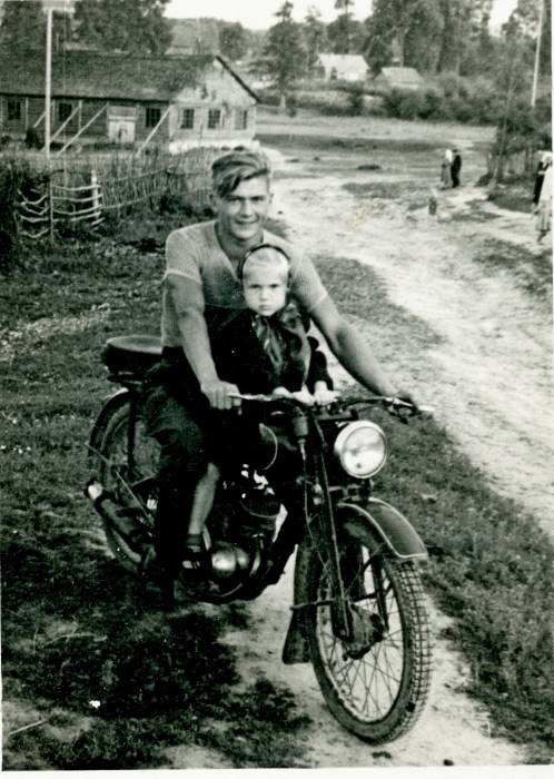 Лагаза (цэнтр). Далей бачны барак, а за ім паўспушчанае возера (погляд ад сучаснага клуба). Яшчэ шмат дрэў з панскіх прысад. На матацыкле Багдановіч Віктар з дачкой...