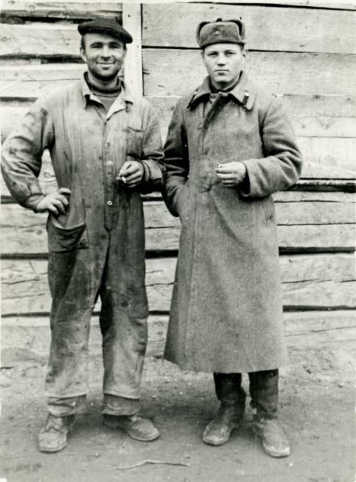 Лагаза (цэнтр). Токар Петракоўскі Уладзімір і трактарыст Бараноўскі Сяргей каля барака.