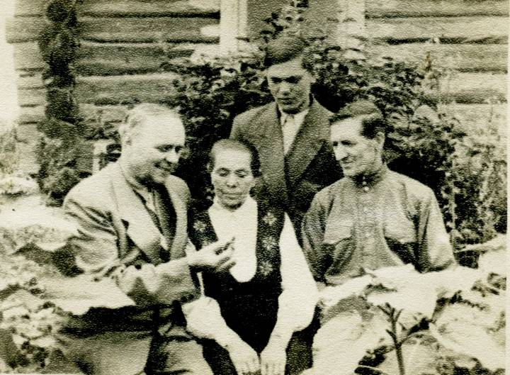 Лагаза (цэнтр). Узнагарода знайшла свайго героя -- Багдановіча Сцяпана Віктаравіча (1902-1983). Ён сядзіць з правага боку, побач яго жонка Феня і стаіць яго сын.