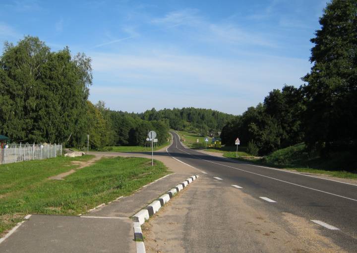 Дарога праходзіць цераз вёску Лагаза.