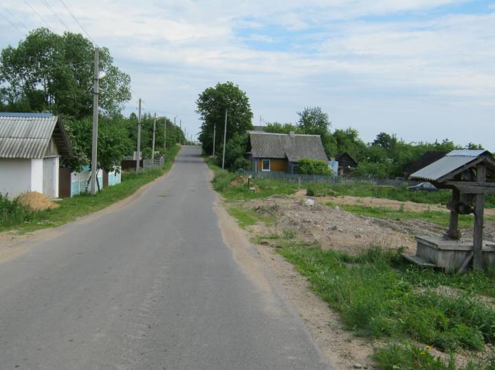 Дарога на Кузевічы праходзіць і цераз Другую Лагазу...