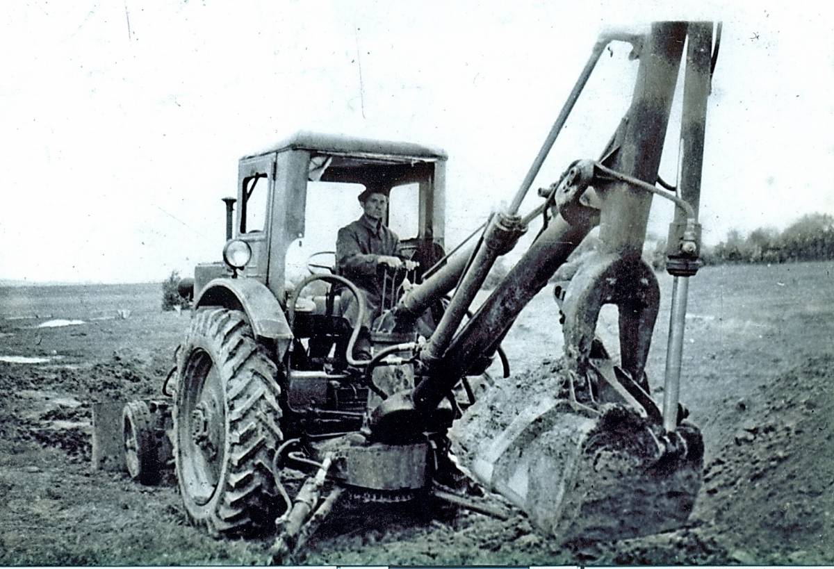 Першы экскаватар у саўгасе. За рычагамі Антон Гваздзецкі...