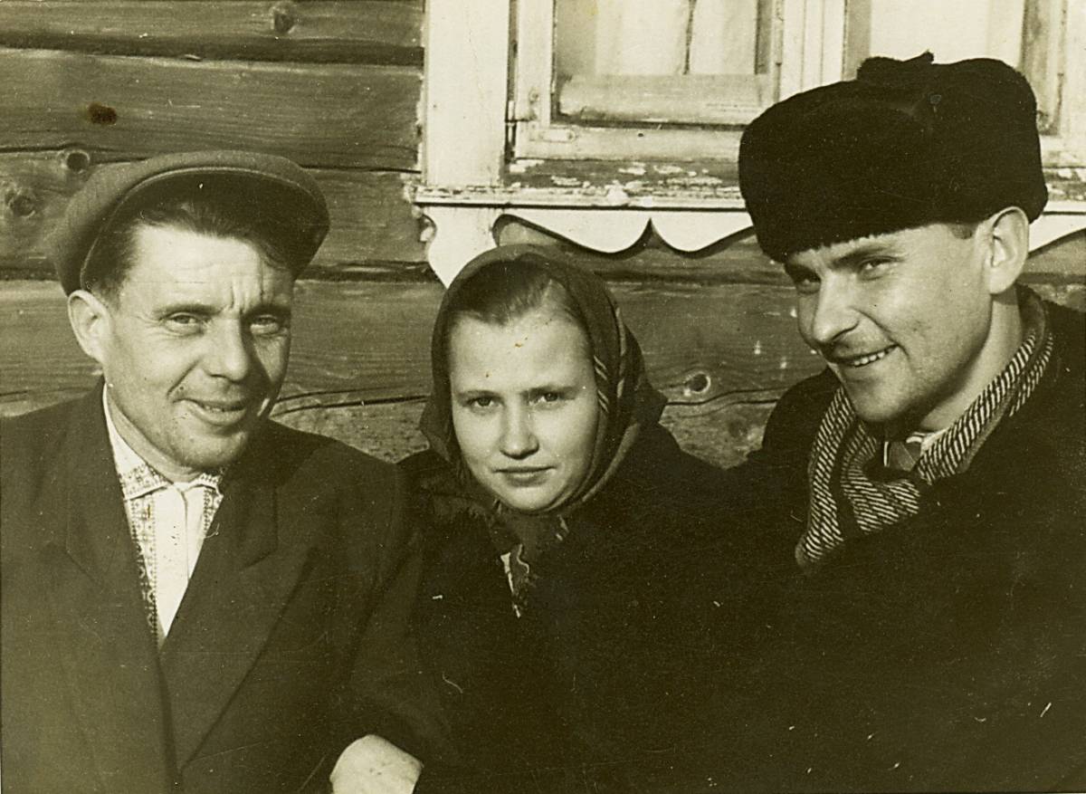 З левага боку Іосіф Зялёнка, з правага боку Бялькевіч Іван, а паміж імі настаўніца Пунтус Зінаіда...