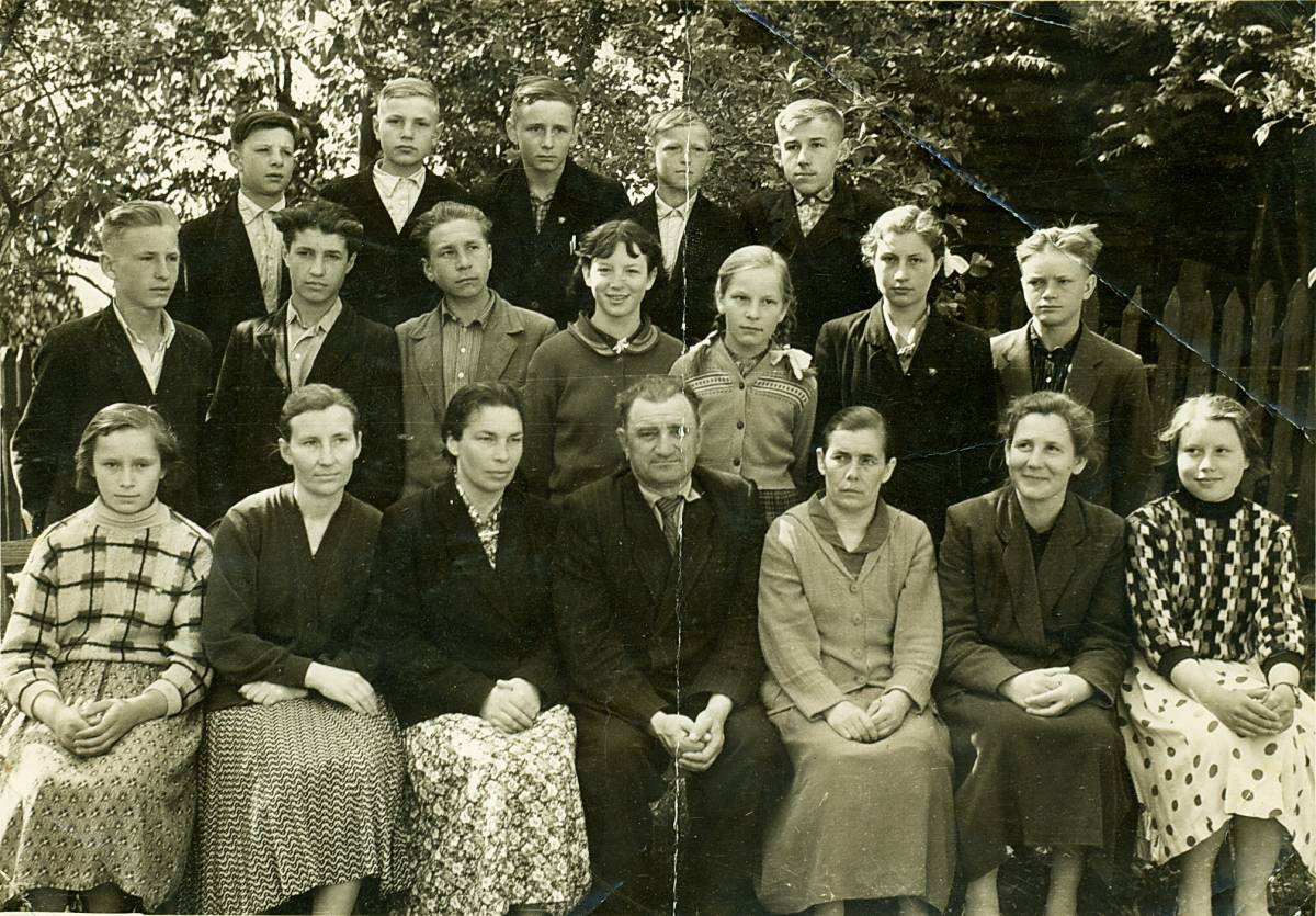 Восьмы клас каля старой школы ў Лагазе. Па цэнтры сядзіць дырэктар школы Матвей Андрэявіч Давідовіч, які належыў да старажытнага татарскага роду, дзе былі і свае князі...