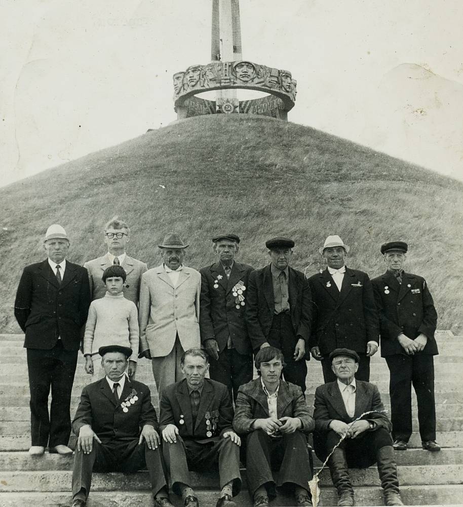 Ветэраны Лагазінскага сельсавета каля Кургана Славы...