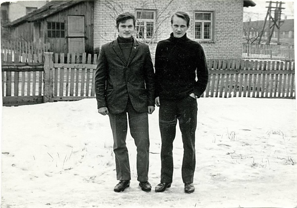 Сябры і былыя аднакласнікі супраць старой почты. У правым верхнім вугле яшчэ бачым канюшню...