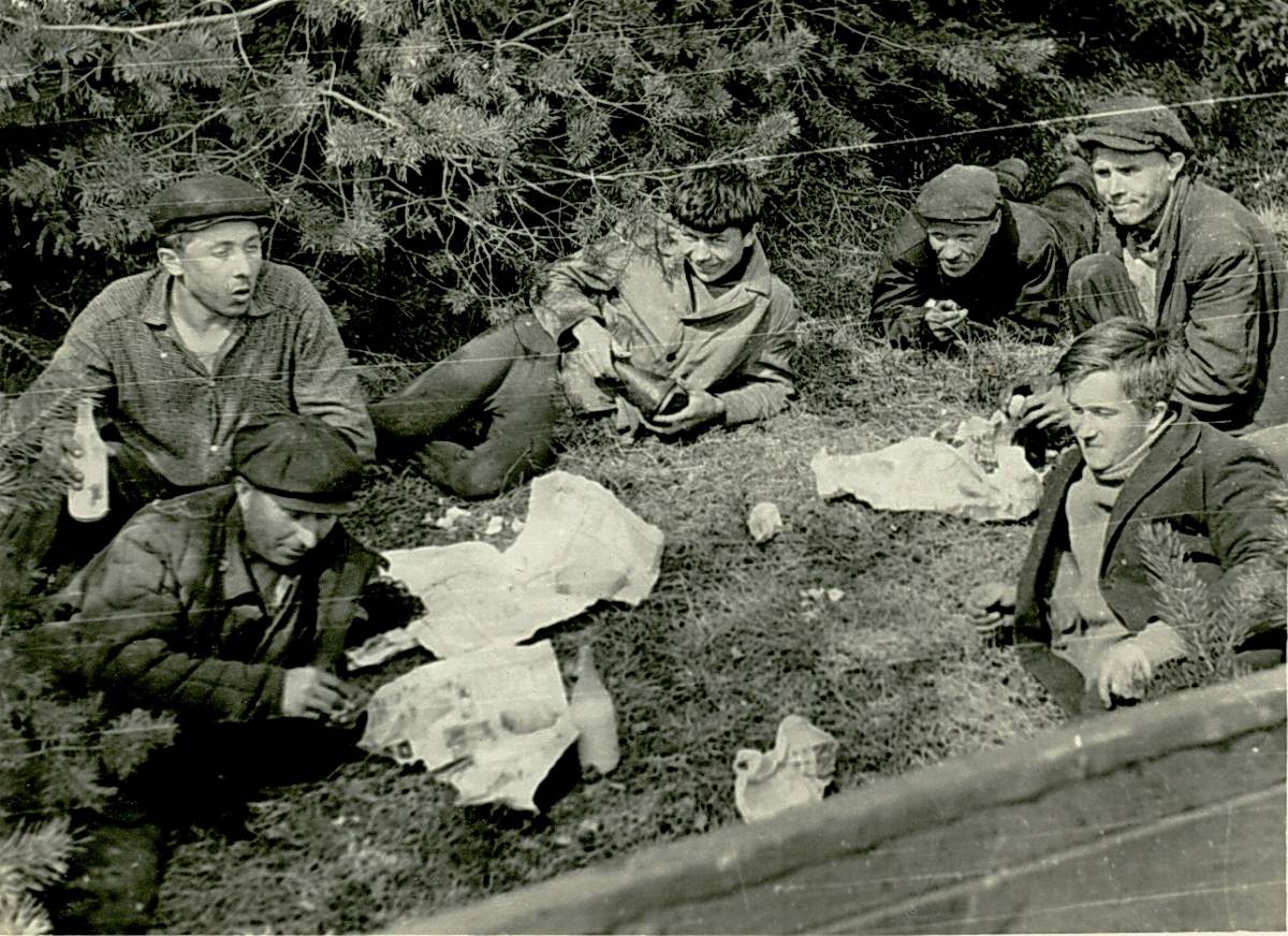 Механізатары абедаюць на ўскрайку поля...