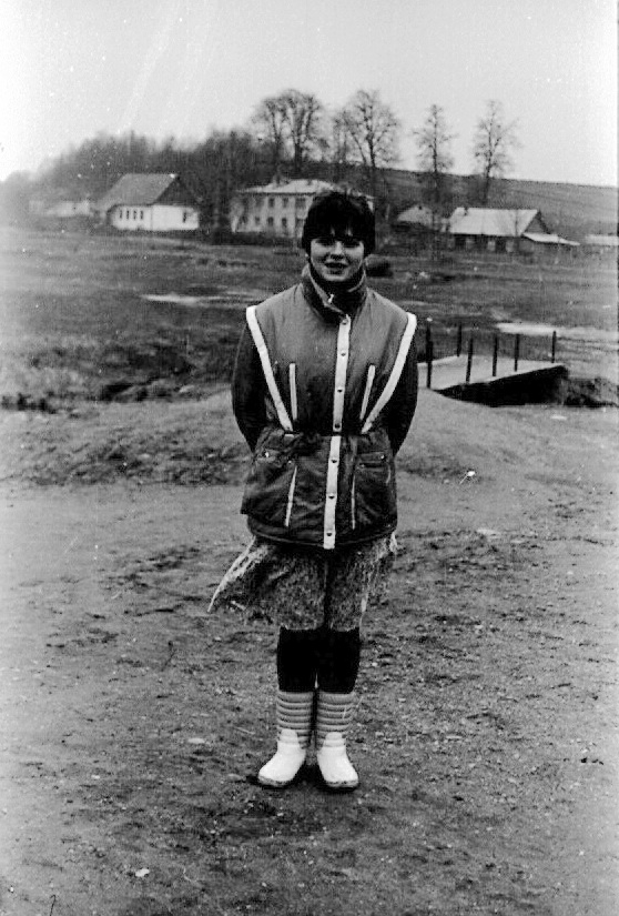 За дзяўчынай бачым часовы масток і спушчанае возера...