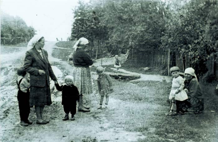 Родзівічы, сустрэча на вуліцы.<br>Фота 1963 г.