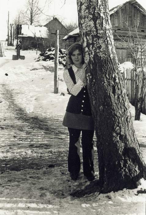 Далей, за калодзежам, бачна кузня Казака...<br>Фота 2-01-1974