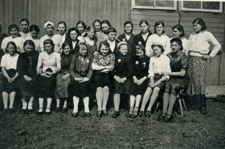 Гэтых дзяўчат сілай вывезлі на працу ў Германію. Здымак на памяць пасля вызвалення...