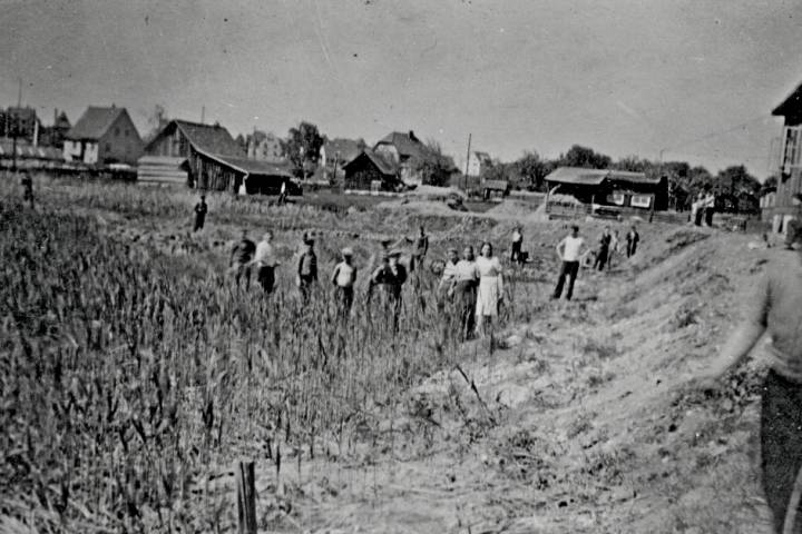 Тут, вывезеныя сілай у Германію працавалі...