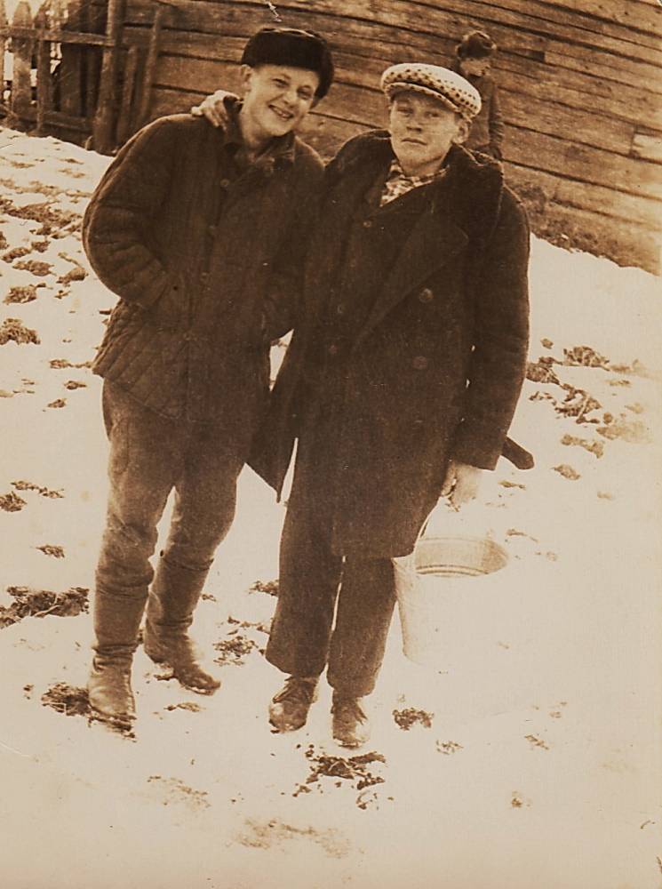 З вядром стаіць былы сусед - Валодзя Равяка...