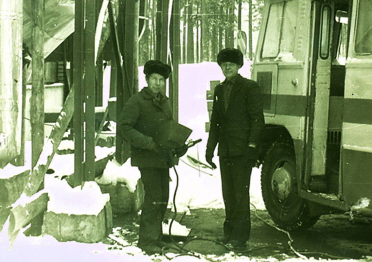 Рамонт аўтобуса каля кацельнай. Зваршчык Паныш Міхаіл і вадзіцель Вярбіцкі Васілій...