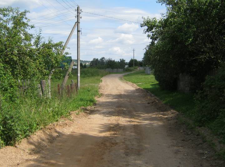 Гэта дарога вядзе ў старое Заазер'е, якое пачынаецца ад магазіна...