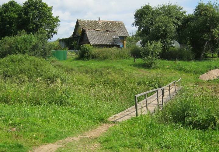 Цяпер цераз ручай перакінуты невялікі масток, а раней быў мост і стаяў вадяны млын. Цераз мост быў уезд у маёнтак Сычавічы.