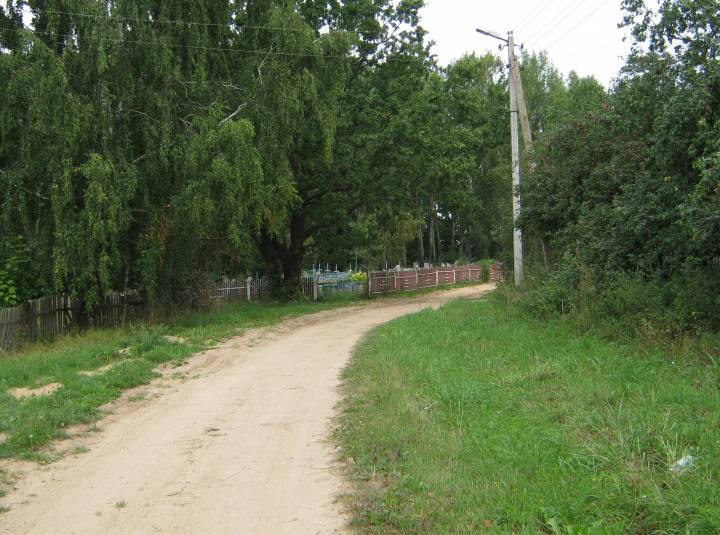 У канцы вёскі, з боку Міхалова, знаходзяцца старыя могілкі...