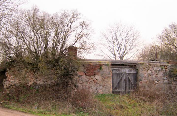 Руіны гаспадарчых пабудоў...