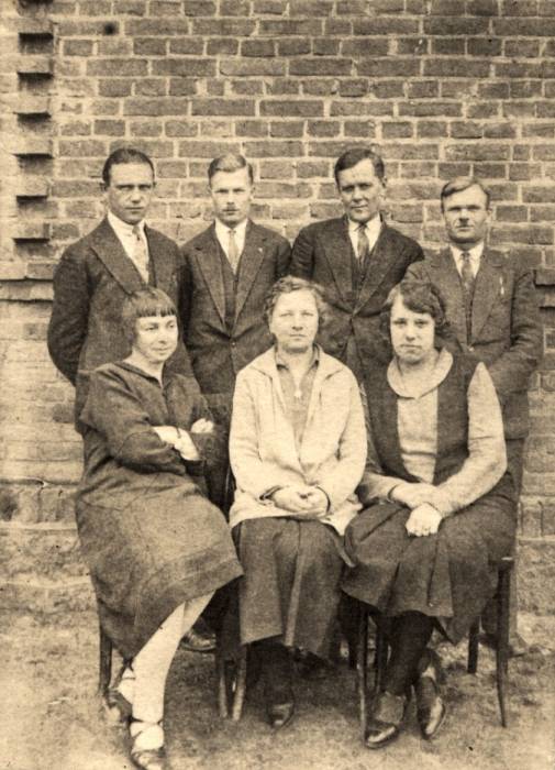 Grono pedagogiczne szkoły w Koreliczach. Pierwszy od lewej - mój dziadek - Władysław Kałafatiuk.