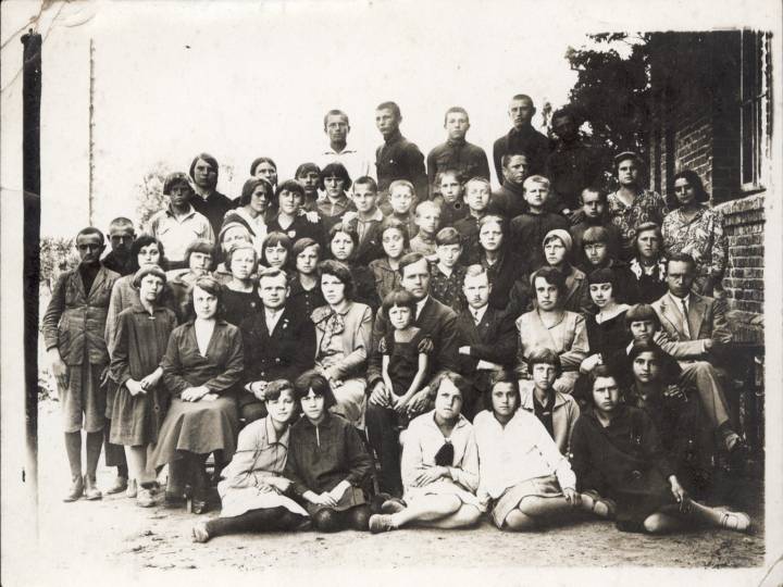 Szkoła w Koreliczach - dzieci i nauczyciele.