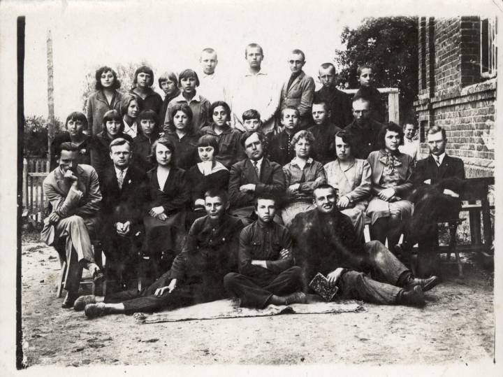 Szkoła w Koreliczach - dzieci i nauczyciele.