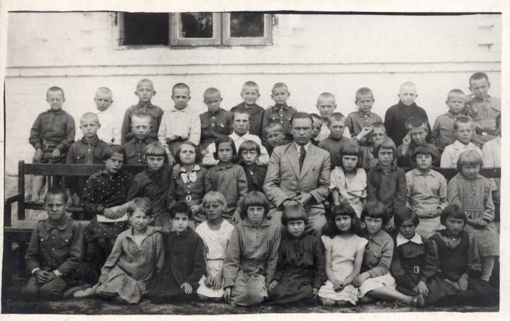 Szkoła w Koreliczach - dzieci i nauczyciel - Władysław Kałafatiuk.