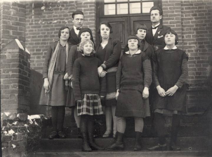 Szkoła w Koreliczach - dzieci i nauczyciele.