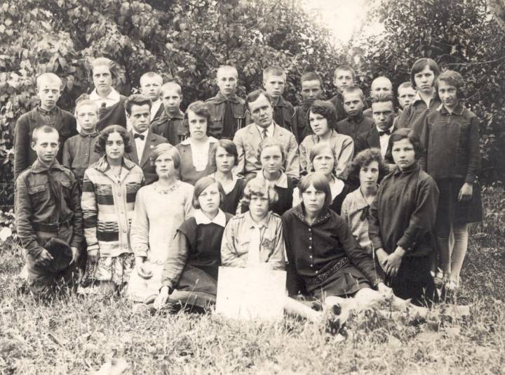 Szkoła w Koreliczach - dzieci i nauczyciel.