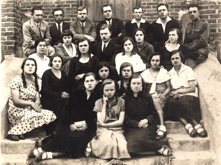 Szkoła w Koreliczach - dzieci i nauczyciele.