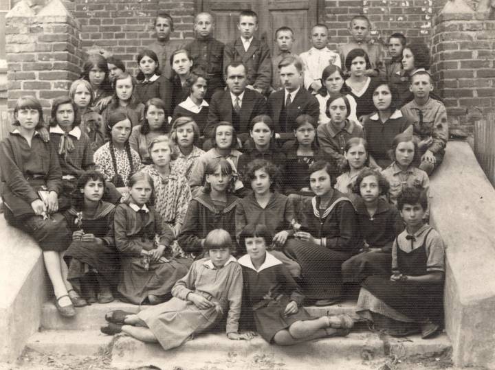 Szkoła w Koreliczach - dzieci i nauczyciele.