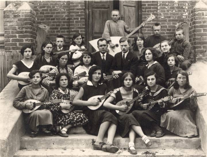 Szkoła w Koreliczach - dzieci i nauczyciele.