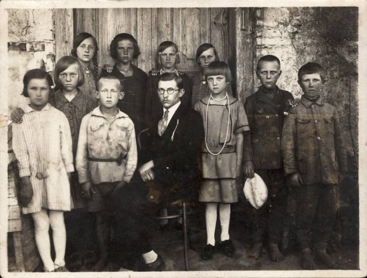 Szkoła w Koreliczach - dzieci i nauczyciel.