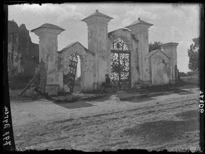 Монастырь был разрушен в Первую и Вторую Мировые. На фотографиях 1939 года (с какого-то польского сайта) руины собора св. Иосафата выглядят так: