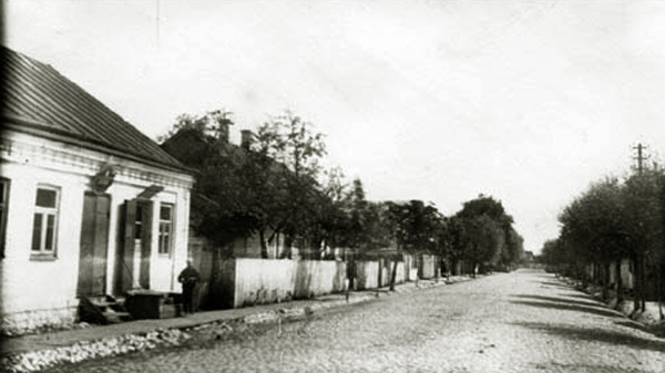 Центральная улица - Мостовая (сейчас - Третьего мая). Плохо видно, но, кажется, даже с брусчаткой