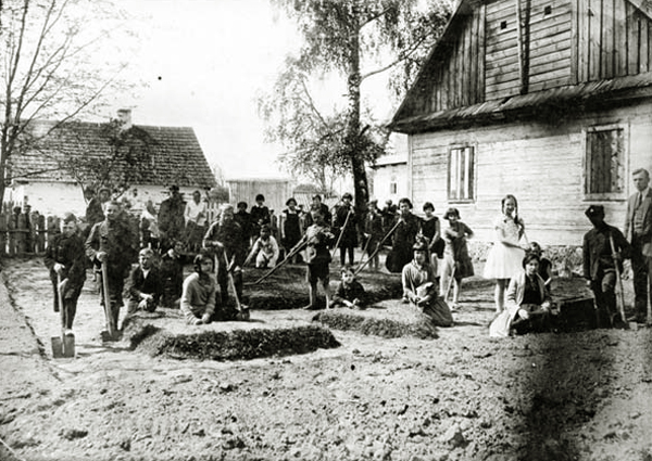 Ученики V, VI и VII классов на школьном огороде (май 1930).