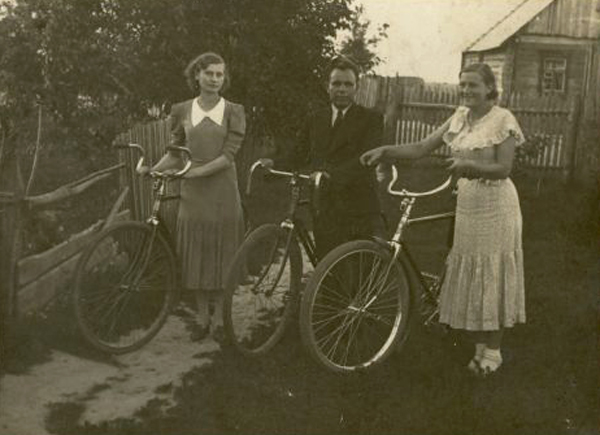 Местные жители (посередине - Николай Макаревич).