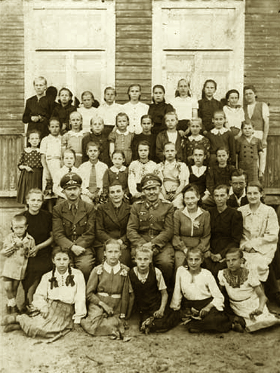 фото времени второй немецкой оккупации, во время которой половина жителей была убита, монастырь окончательно разрушен, а дома сожжены.<br>Один из офицеров – бытенский бурмистр Тобис.