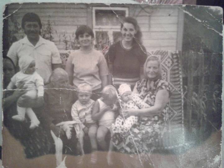 Нижний ряд слева-направо Петрученя (девичья) Мария Емельяновна,Петрученя Анастасия Николаевна,правнук Сергей,Николай,Юлия, Петрученя Александра Александровна