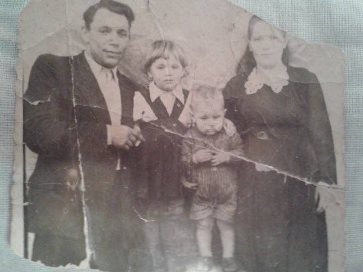 Слева-направо Петрученя Александр Емельянович, дочь Ирина,сын Алексей,Петрученя Александра Александровна